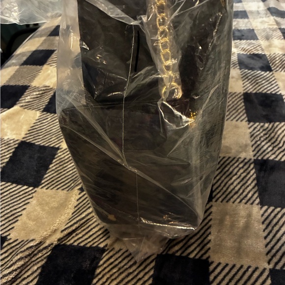 Betsy Johnson Xojaney Large Heart Quilted Tote Chain Detail and Matching Pouch - Picture 4 of 12